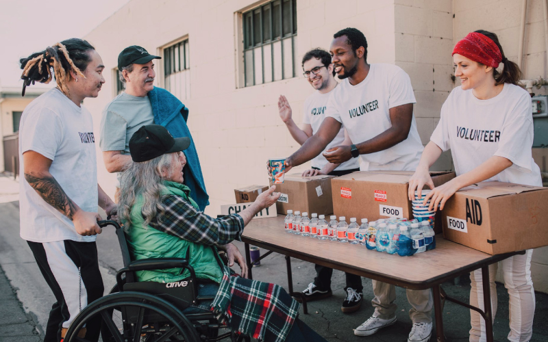 Volunteers handing out food